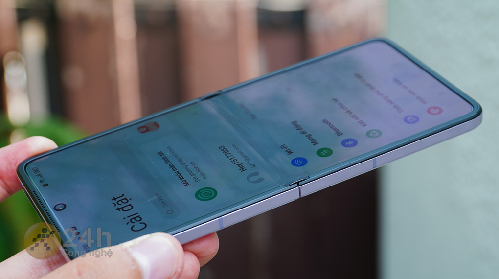 Nếp gấp màn hình - OPPO Find N2 Flip