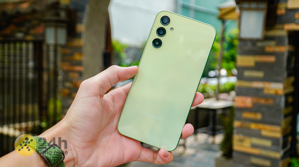 Mặt lưng nhẵn bóng - Samsung Galaxy A24