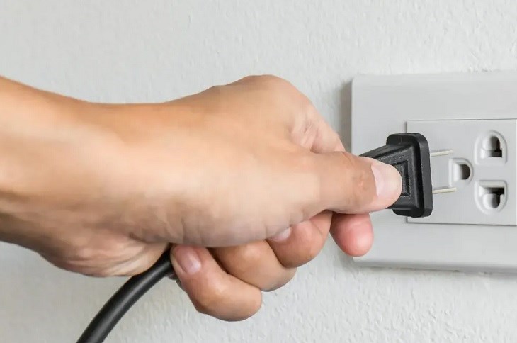 Rút dây nguồn điện của máy giặt Electrolux ra khỏi ổ điện khoảng 2 - 5 phút rồi cắm lại để kiểm tra lỗi