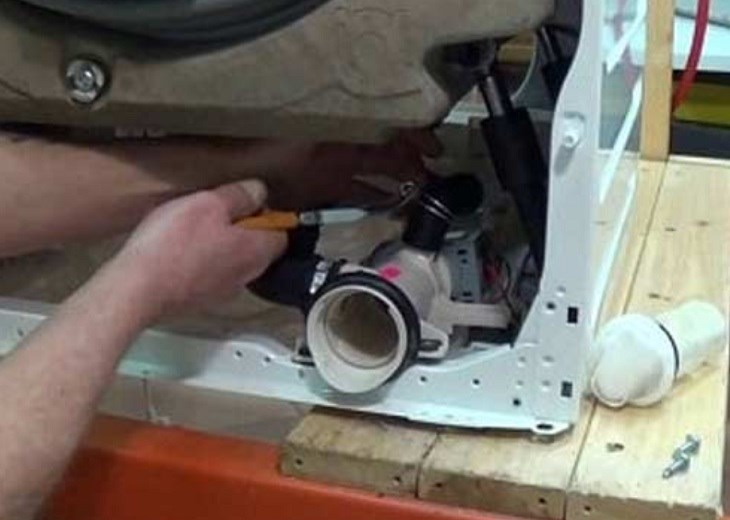 Kiểm tra hệ thống bơm xả thải của máy giặt, nên thay mới nếu nó bị hỏng