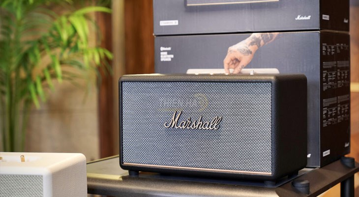 Marshall Stanmore 3 có thiết kế lớn hơn một chút và sử dụng lớp da bên ngoài là lớp da nhân tạo giúp sản phẩm này có trọng lượng nhẹ