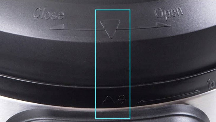 Cần đảm bảo nắp nồi và thân nồi được lắp khớp với nhau theo chiều mũi tên Cần đảm bảo nắp nồi và thân nồi được lắp khớp với nhau theo chiều mũi tên