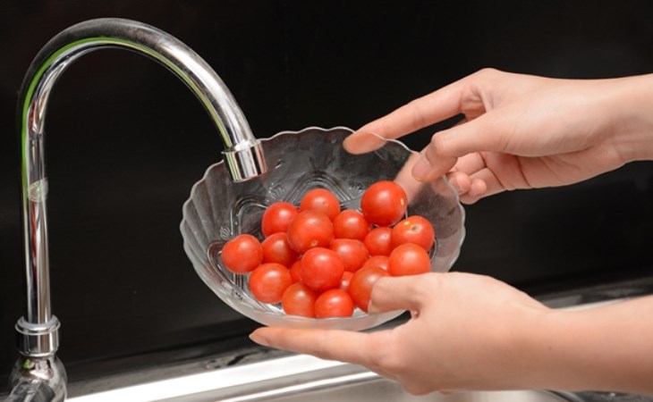 Bạn nên rửa sạch rau củ trước khi cho vào máy xay sinh tố Bạn nên rửa sạch rau củ trước khi cho vào máy xay sinh tố