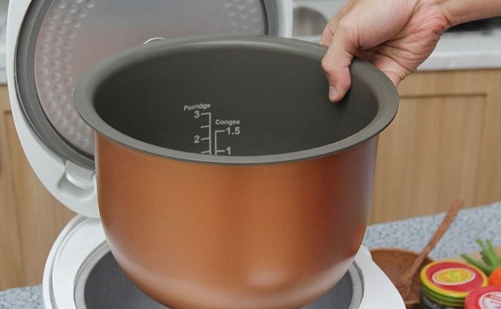 Đặt nồi vào bên trong vỏ nồi để tiến hành bước tiếp theo Đặt nồi vào bên trong vỏ nồi để tiến hành bước tiếp theo