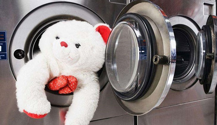 Đối với thú nhồi bông cỡ nhỏ, bạn có thể dễ dàng bỏ chúng vào lồng giặt và giặt bình thường