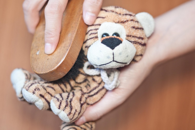 Dùng kéo cắt bỏ đi những sợi chỉ thừa hoặc bị tưa ra trong lúc giặt