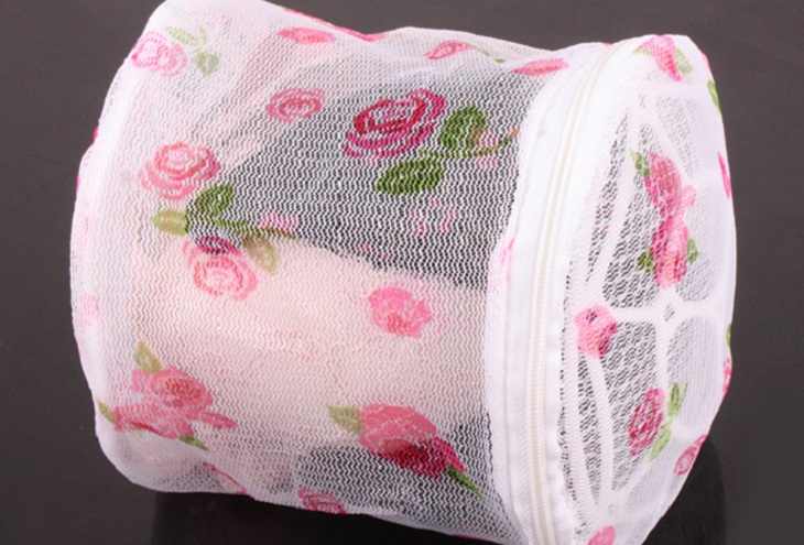 Sử dụng túi giặt sẽ giúp tạo thêm một lớp bảo vệ cho thú bông của bạn khỏi nguy cơ bị hư hỏng