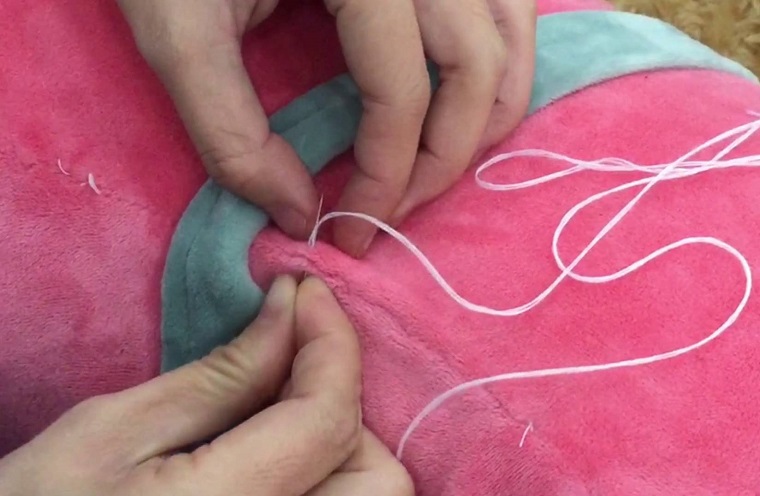 Hãy khâu lại những bộ phận rời của gấu như tay, chân một cách chắc chắn