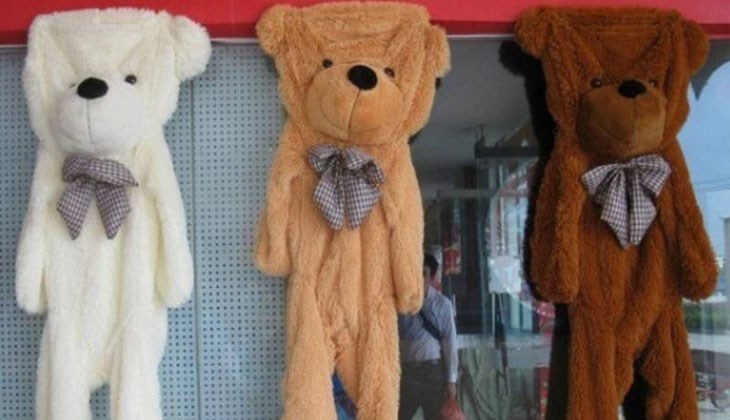 Dùng máy giặt hoặc giặt tay để làm sạch vỏ gấu sau khi đã lấy hết bông