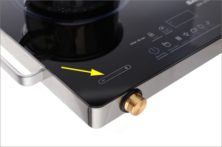 Sử dụng nút +/- để tăng/giảm nhiệt độ của bếp hồng ngoại đôi Sanaky SNK-203HGNW