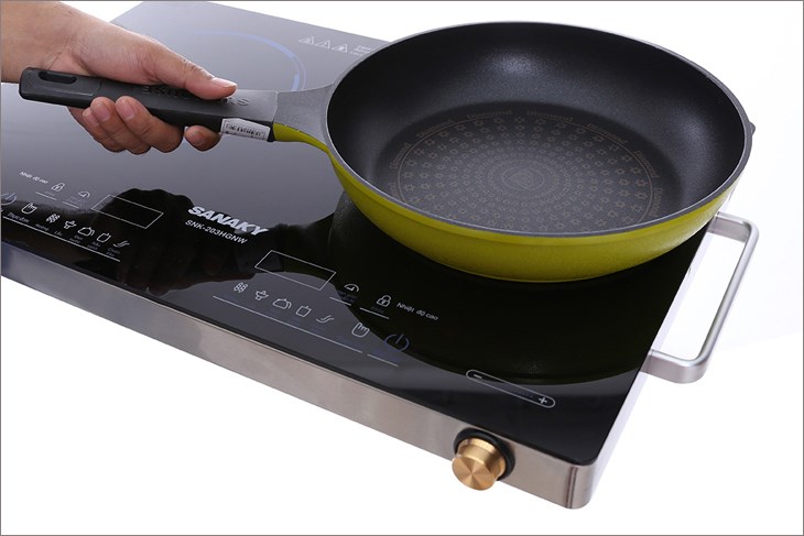 Đặt dụng cụ nấu tại chính giữa vùng nấu của bếp hồng ngoại đôi Sanaky SNK-203HGNW