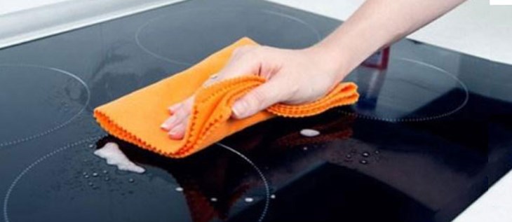 Lau các vị trí vết bẩn bám lâu ngày hoặc vết cháy khét bằng khăn mềm và nước tẩy rửa bếp chuyên dụng