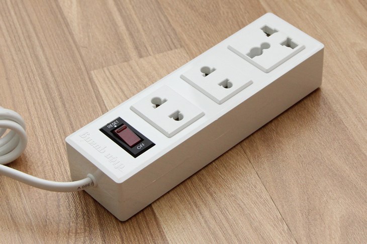 Sử dụng ổ cắm điện Điện Quang 3 lỗ 2m 002A-02 riêng cho bếp hồng ngoại Sunhouse để bếp có thể vận hành ổn định