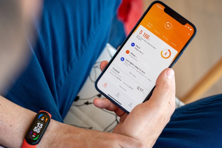 Xiaomi Smart Band 8 kết nối với ứng dụng Mi Fitness vô cùng tiện lợi