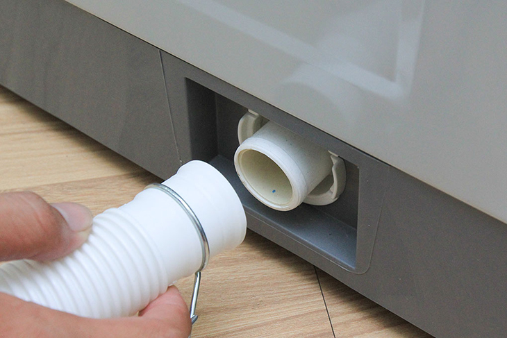 Xả hết nước và lấy hết đồ trong máy giặt để quá trình reset máy thành công