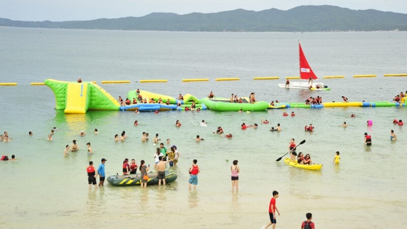 Tắm biển và tham gia các trò chơi trên bãi biển Xuân Thiều