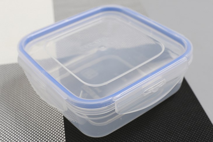 Hộp đựng thực phẩm JCJ có nắp đậy với khoá chắc chắn, tránh làm đổ thức ăn ra ngoài
