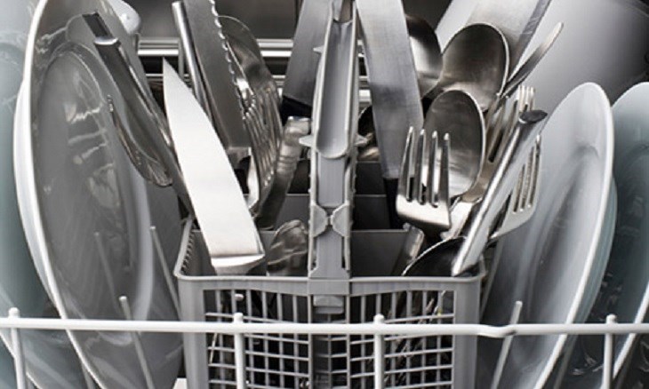Không nên cho dao hay các vật sắc nhọn vào máy rửa chén