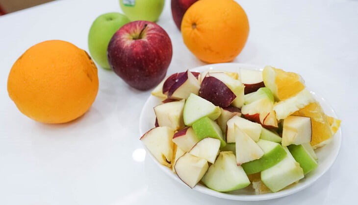 Bạn nên sơ chế và cắt nhỏ thực phẩm trước khi ép giúp tránh tình trạng lưỡi dao không xoay