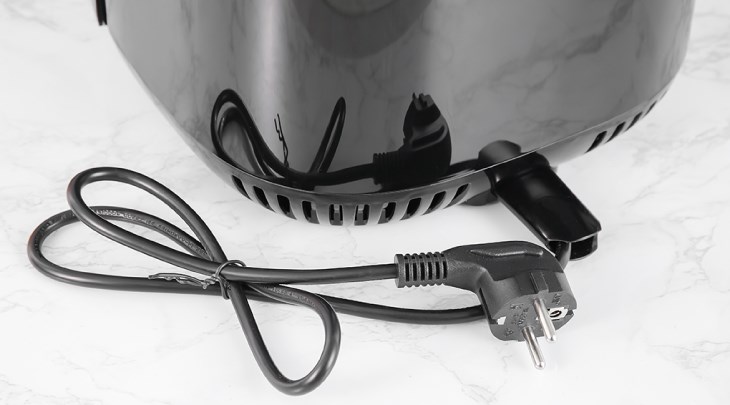 Bạn cắm dây nguồn của nồi chiên không dầu Philips HD9200/90 2.4 lít vào ổ điện để tiến hành chế biến thực phẩm Bạn cắm dây nguồn của nồi chiên không dầu Philips HD9200/90 2.4 lít vào ổ điện để tiến hành chế biến thực phẩm