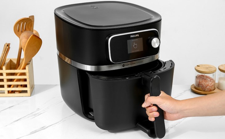 Bạn nên cho vừa đủ thực phẩm vào nồi chiên không dầu Philips HD9880/90 8.3 lít để thiết bị làm chín thức ăn được đều hơn Bạn nên cho vừa đủ thực phẩm vào nồi chiên không dầu Philips HD9880/90 8.3 lít để thiết bị làm chín thức ăn được đều hơn