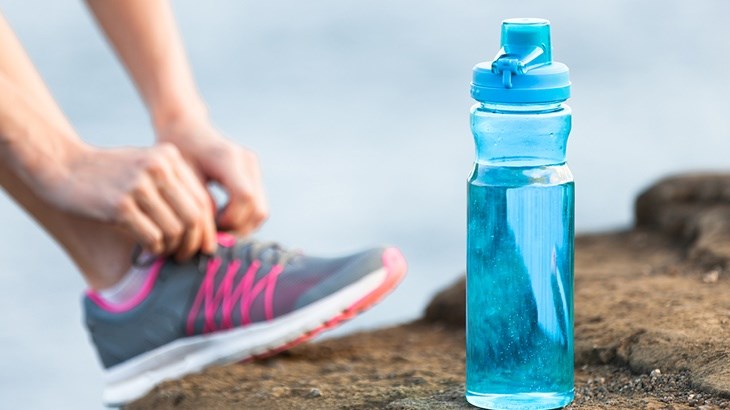 Bình đựng nước nhựa có trọng lượng nhẹ, dễ dàng cầm theo. Tuy nhiên bạn nên lựa chọn các loại nhựa cao cấp để đảm bảo sức khỏe