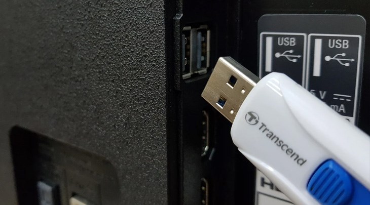 Tiếp theo, bạn cắm USB có chứa fike APK vào tivi