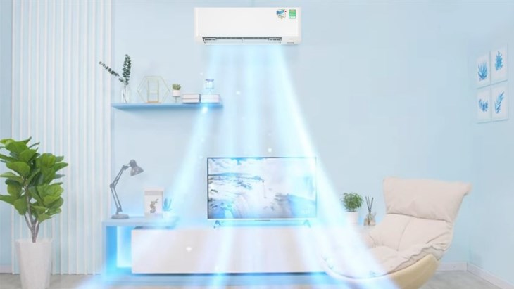 Động cơ DC hỗ trợ quạt tạo ra luồng gió thổi mạnh hơn, làm mắt căn phòng hiệu quả