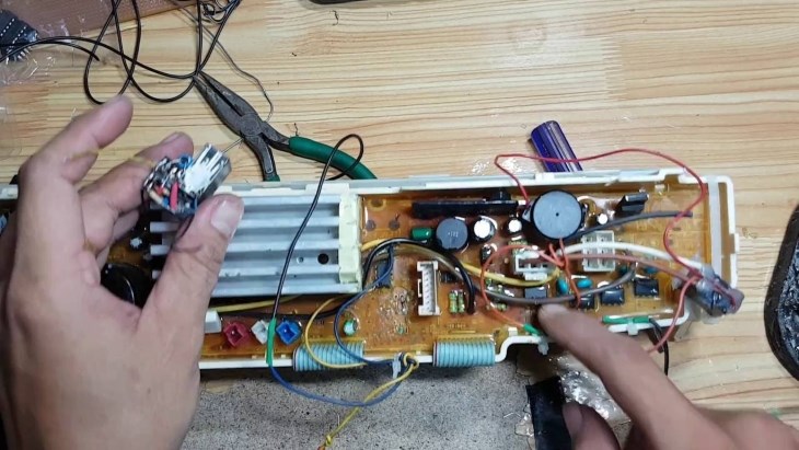 Bo mạch là bộ phận quan trọng vì thế bạn không được tự ý kiểm tra và sửa chữa