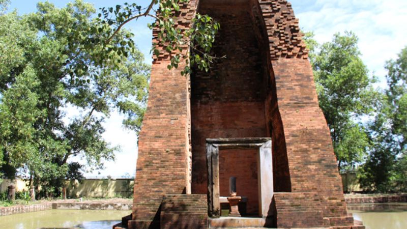 Tháp cổ Vĩnh Hưng