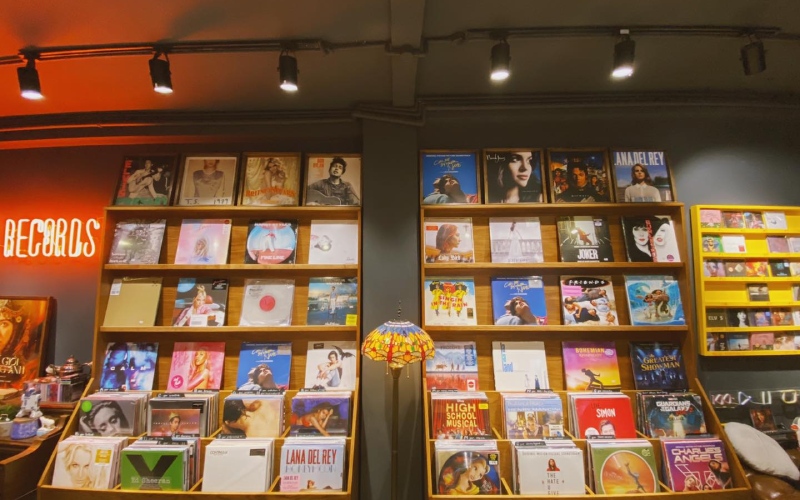 Bước vào cửa tiệm, bạn sẽ có cảm giác như vừa quay trở về quá khứ