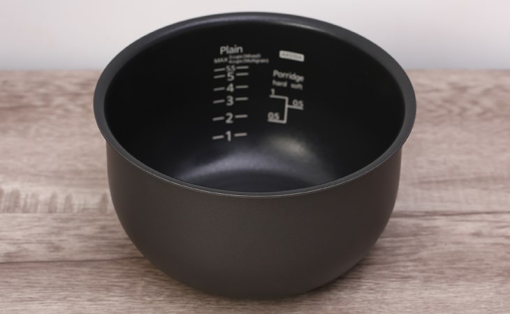 Đáy nồi cơm điện tử Tiger 1 lít JAX-S10W bị cong dẫn đến việc lực nén yếu đi làm rơ le nhiệt không còn nhạy Đáy nồi cơm điện tử Tiger 1 lít JAX-S10W bị cong dẫn đến việc lực nén yếu đi làm rơ le nhiệt không còn nhạy