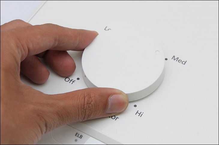 Thiết lập nhiệt độ phù hợp bằng cách xoay nút vặn trên thân máy Thiết lập nhiệt độ phù hợp bằng cách xoay nút vặn trên thân máy