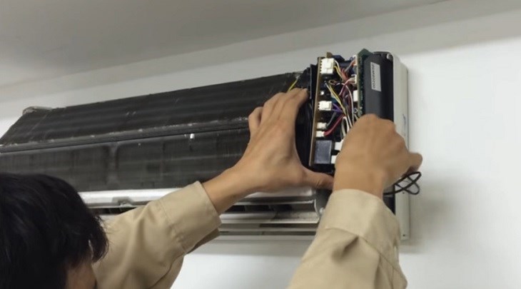 Kiểm tra dây tín hiệu của cảm biến nhiệt độ trên dàn lạnh