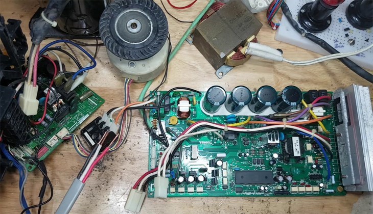 Kiểm tra mạch điều khiển của điều hòa khá phức tạp cần người thợ lành nghề sửa chữa