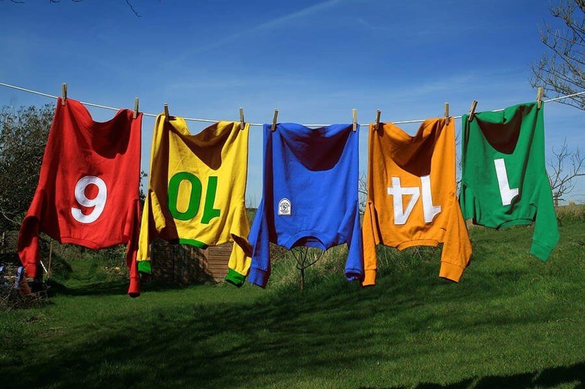 Phơi quần áo ở nơi râm mát cho đến khi quần áo hoàn toàn khô ráo Phơi quần áo ở nơi râm mát cho đến khi quần áo hoàn toàn khô ráo