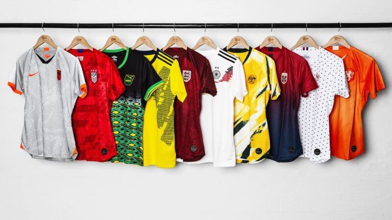 Phơi quần áo trong râm mát để mực in và màu nhuộm được bền Phơi quần áo trong râm mát để mực in và màu nhuộm được bền