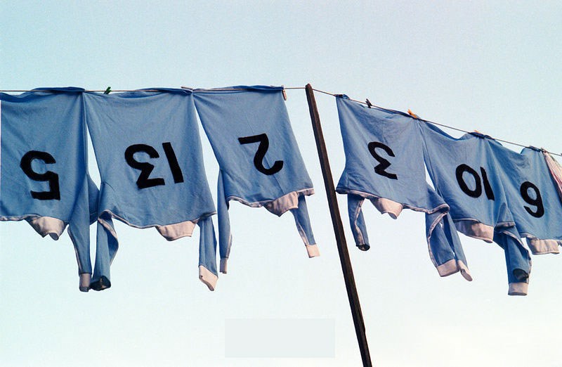 Thay vì sử dụng máy sấy quần áo, bạn nên để quẩn áo khô tự nhiên Thay vì sử dụng máy sấy quần áo, bạn nên để quẩn áo khô tự nhiên