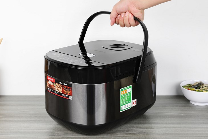 Nồi cơm điện tử Sharp 1.8 lít KS-COM194EV-BK có dung tích 1.8 lít, phù hợp với gia đình có từ 4 - 6 thành viên Nồi cơm điện tử Sharp 1.8 lít KS-COM194EV-BK có dung tích 1.8 lít, phù hợp với gia đình có từ 4 - 6 thành viên