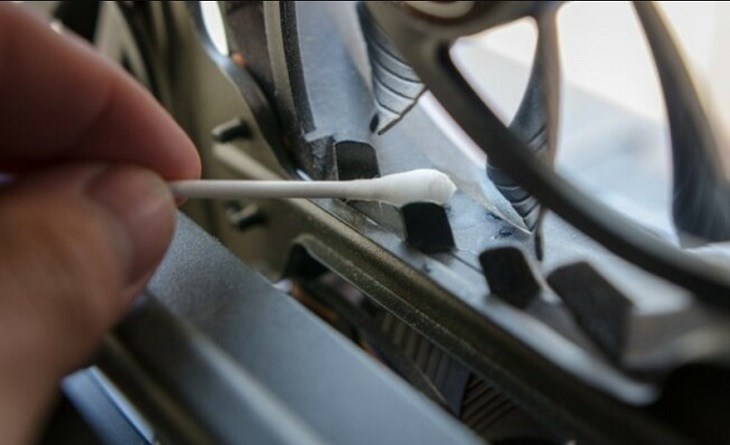 Có thể dùng bông tăm để vệ sinh từng khe kẽ, nút nhấn trên Amply