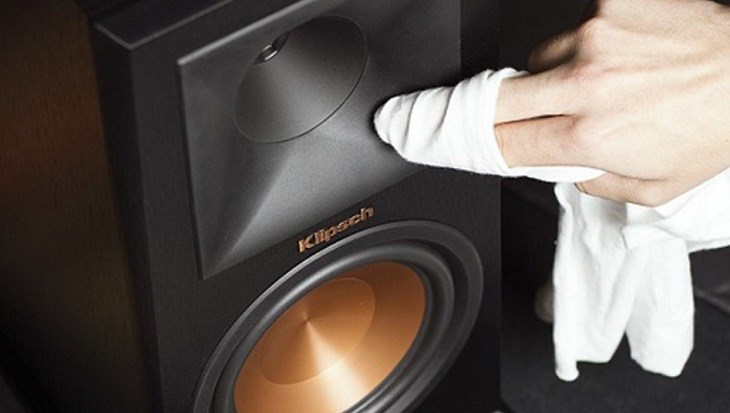 Dùng khăn lau sạch toàn bộ bề mặt của loa