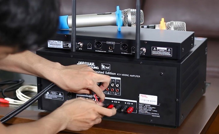 Dùng khăn khô mềm lau sạch thân và đầu dây cắm của loa karaoke trước khi cắm vào vị trí tương ứng trên loa