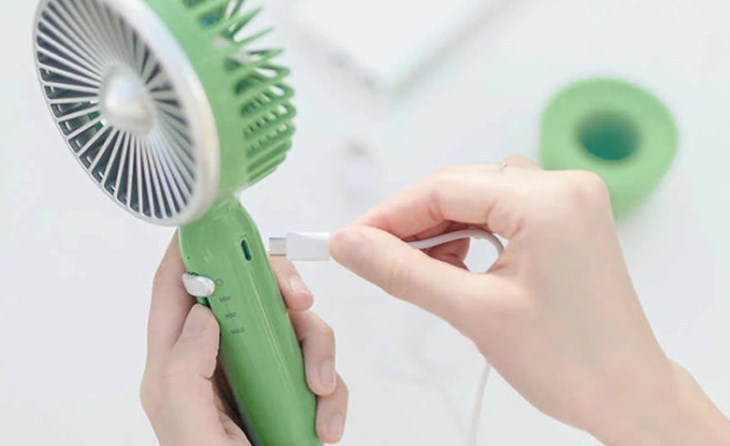 Quạt tích điện mini sử dụng cổng sạc USB cho thời lượng sử dụng lên đến 2 - 3 giờ Quạt tích điện mini sử dụng cổng sạc USB cho thời lượng sử dụng lên đến 2 - 3 giờ