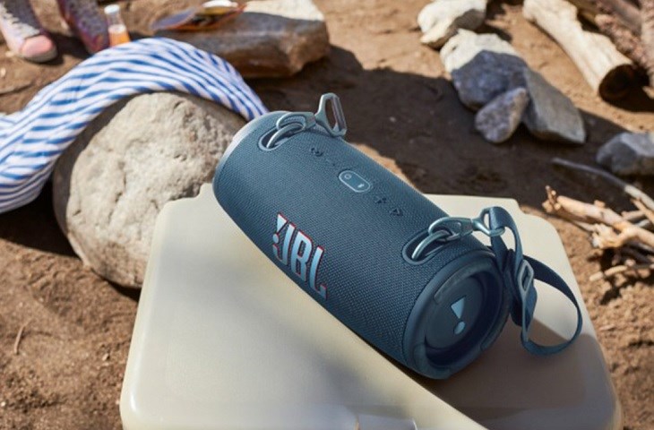 Loa JBL Xtreme 3 được thiết kế thêm 2 móc treo để đeo dây tiện lợi Loa JBL Xtreme 3 được thiết kế thêm 2 móc treo để đeo dây tiện lợi