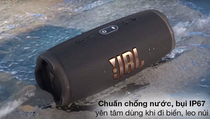 Cả 2 loa JBL Xtreme 3 và Charge 5 đều có khả năng chống nước, chống bụi đạt chuẩn IP67 Cả 2 loa JBL Xtreme 3 và Charge 5 đều có khả năng chống nước, chống bụi đạt chuẩn IP67
