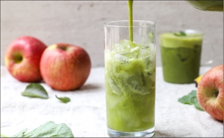 Bạn đổ thành phẩm ra ly và tiến hành bước trang trí Bạn đổ thành phẩm ra ly và tiến hành bước trang trí