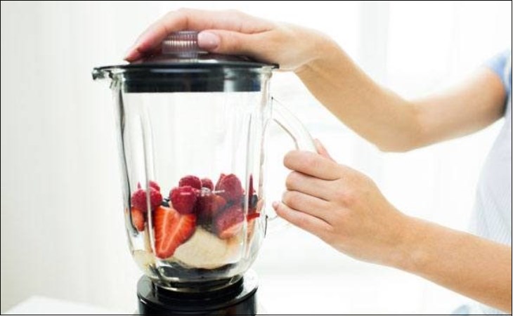 Tuyệt đối không mở nắp cối xay khi máy đang hoạt động Tuyệt đối không mở nắp cối xay khi máy đang hoạt động nhằm hạn chế tình trạng thực phẩm văng ra ngoài