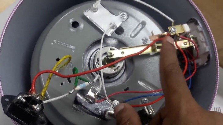 Cầu chì của nồi cơm điện hỏng khiến nồi bị trào nước