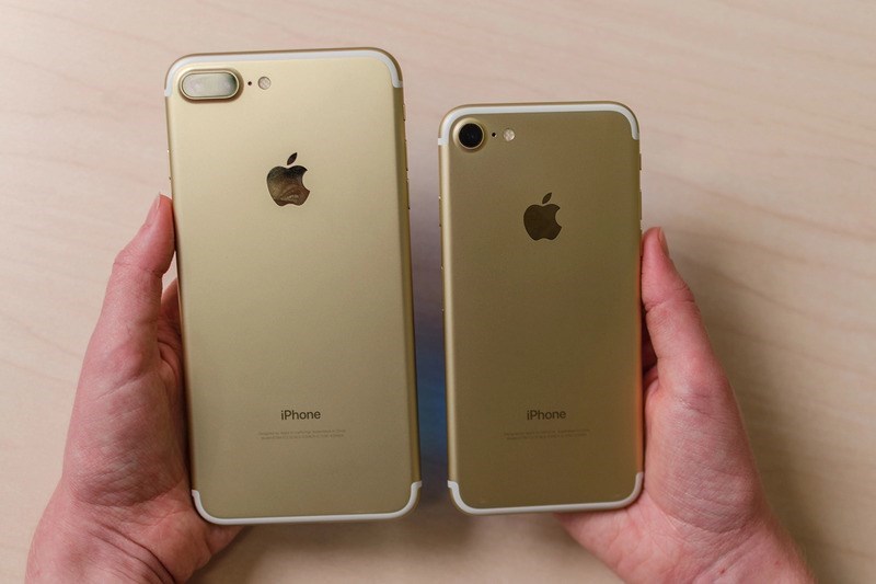 iPhone 7 và iPhone 7 Plus được xem là bộ đôi smartphone bán chạy nhất năm 2017 iPhone 7 và iPhone 7 Plus được xem là bộ đôi smartphone bán chạy nhất năm 2017