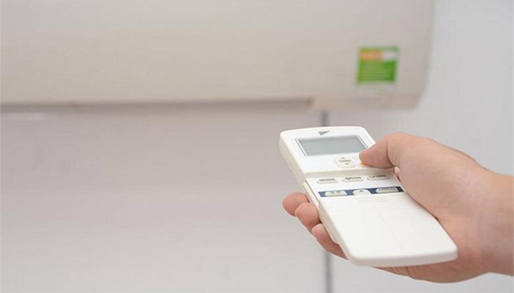 Điều khiển bị lỗi màn hình hoặc nút bấm chập chờn nên liên hệ dịch vụ sửa chữa để khắc phục nhanh chóng